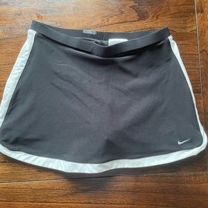 White and black Nike tennis skirt girls size medium/ women’s XS  Active Skort